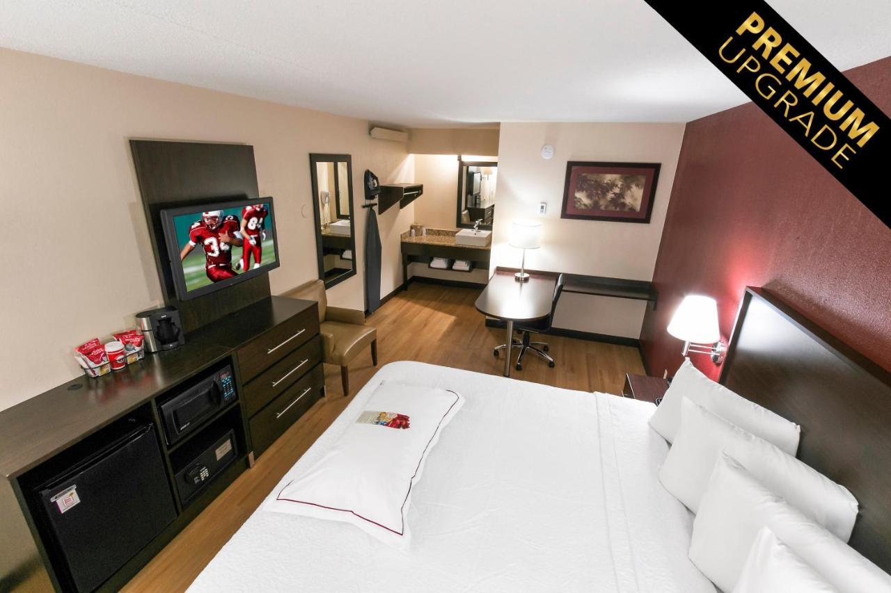 Red Roof Inn Plus+ Philadelphia Airport Есингтън Екстериор снимка