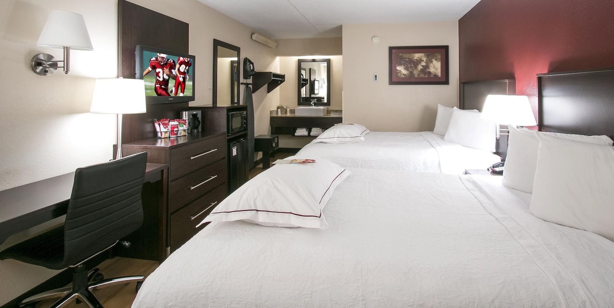 Red Roof Inn Plus+ Philadelphia Airport Есингтън Екстериор снимка