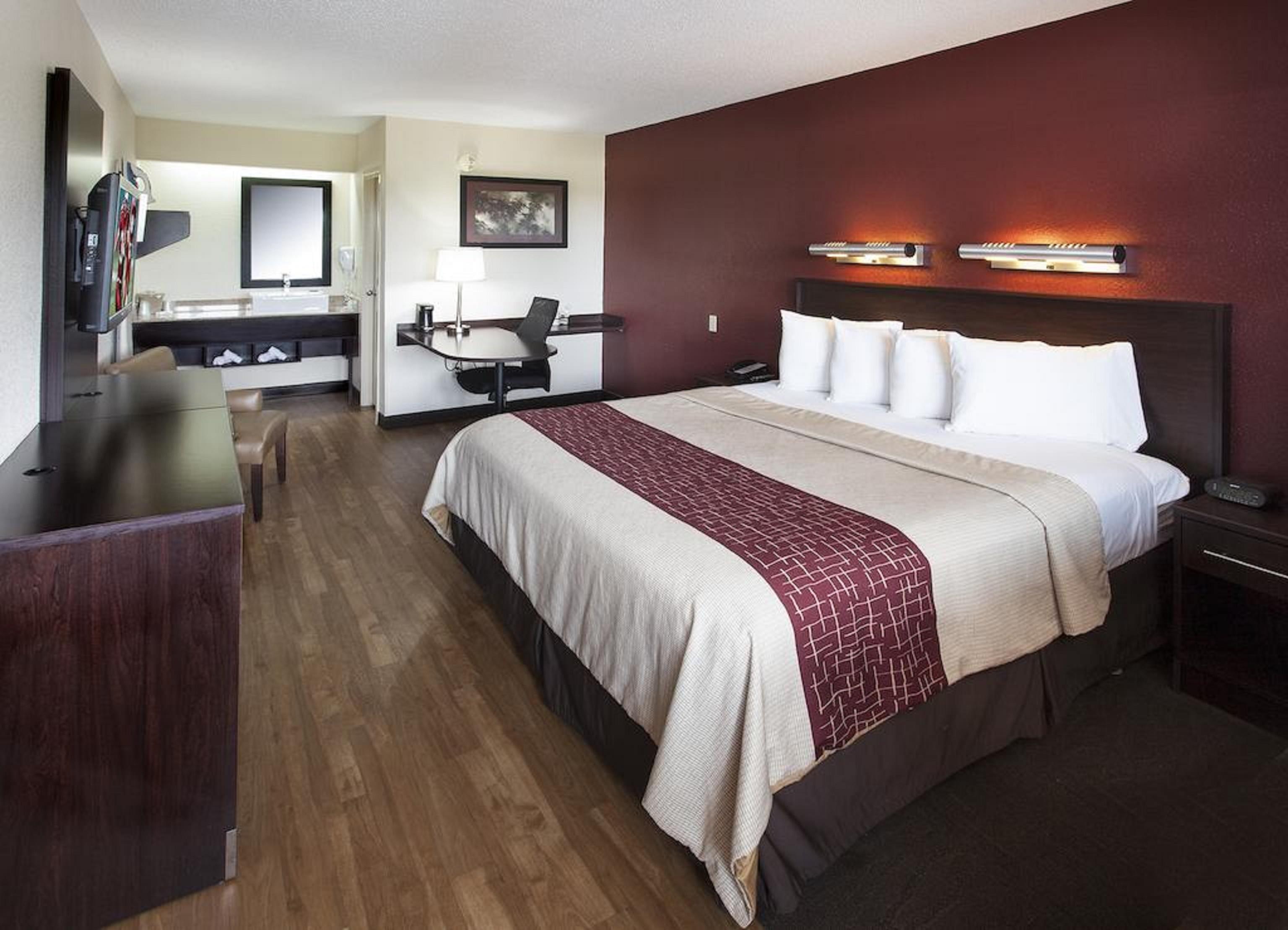 Red Roof Inn Plus+ Philadelphia Airport Есингтън Екстериор снимка