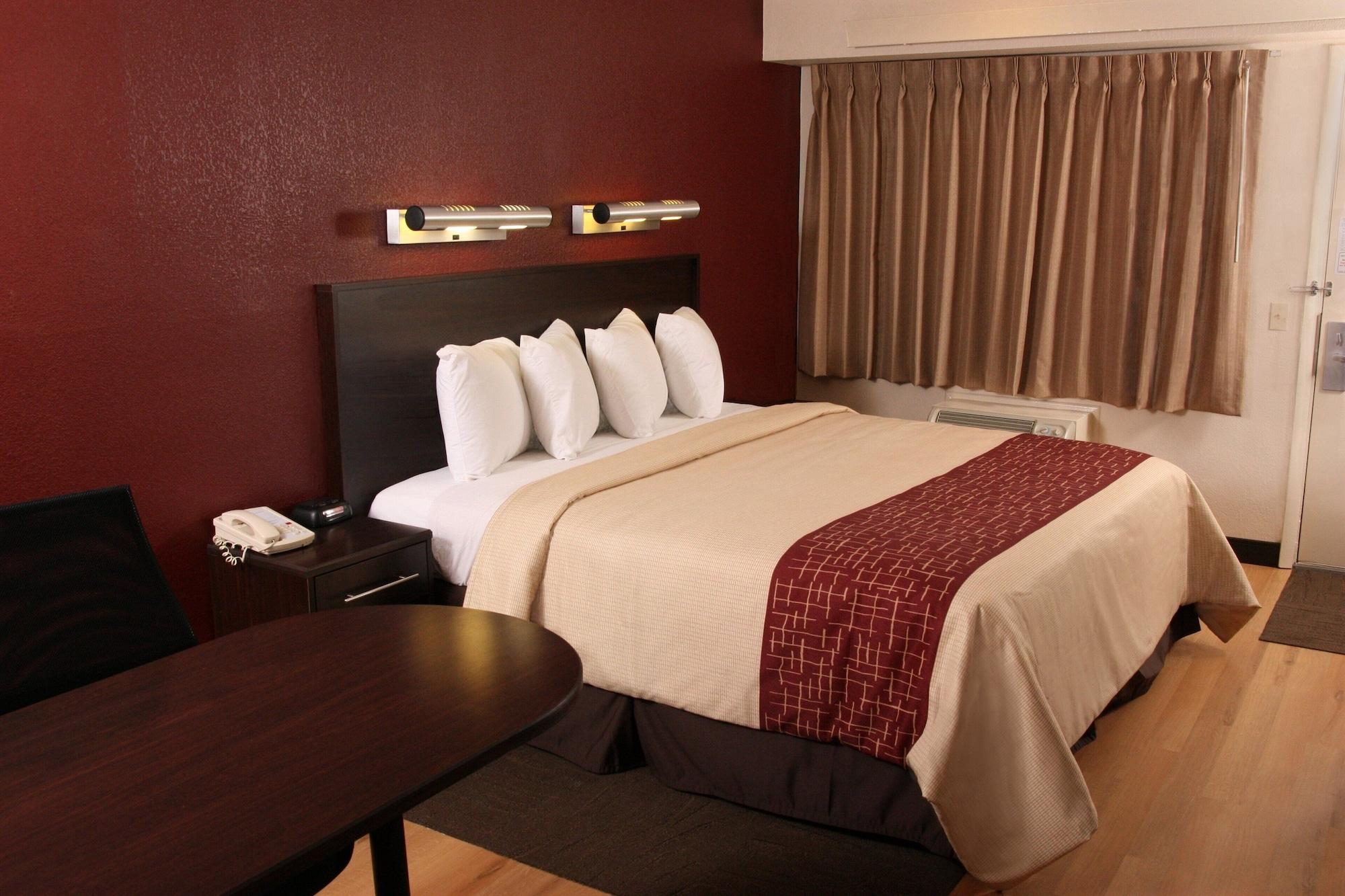 Red Roof Inn Plus+ Philadelphia Airport Есингтън Екстериор снимка