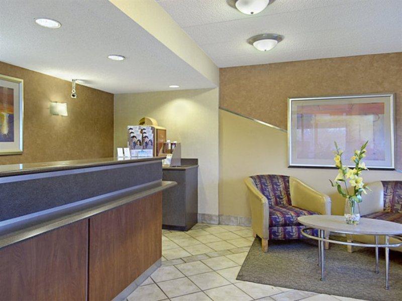 Red Roof Inn Plus+ Philadelphia Airport Есингтън Интериор снимка