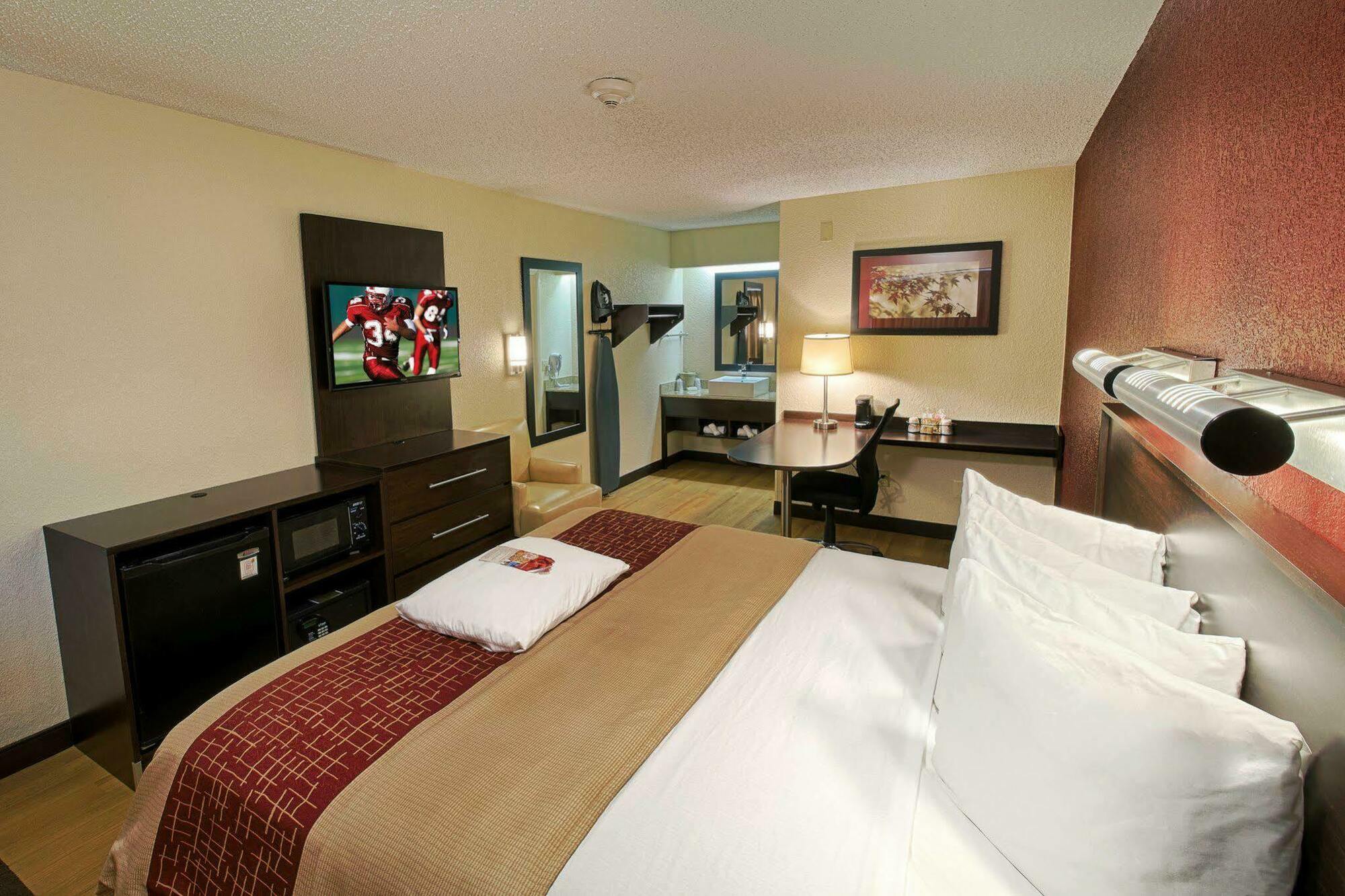 Red Roof Inn Plus+ Philadelphia Airport Есингтън Екстериор снимка